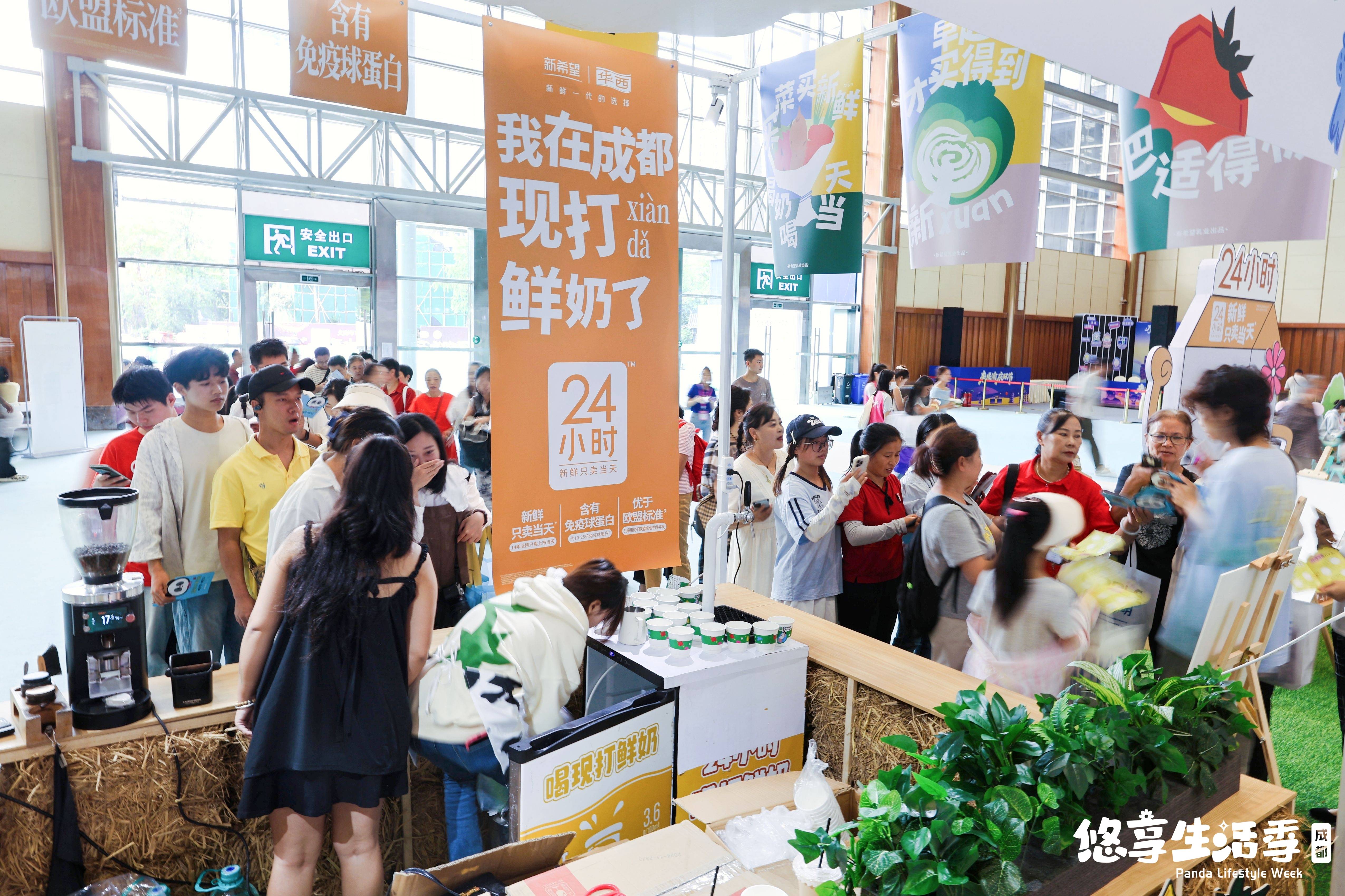 珠宝展区挤满外地采购商直播街区线上成交火爆不朽情缘试玩版成都生活博览会现“抢购潮”：(图1)