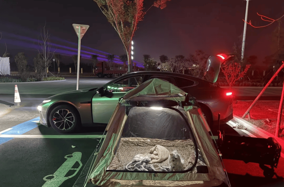 庆期间年轻人旅行掀起“帐篷过夜”热潮mg不朽情缘网站不住酒店住帐篷！国(图1)